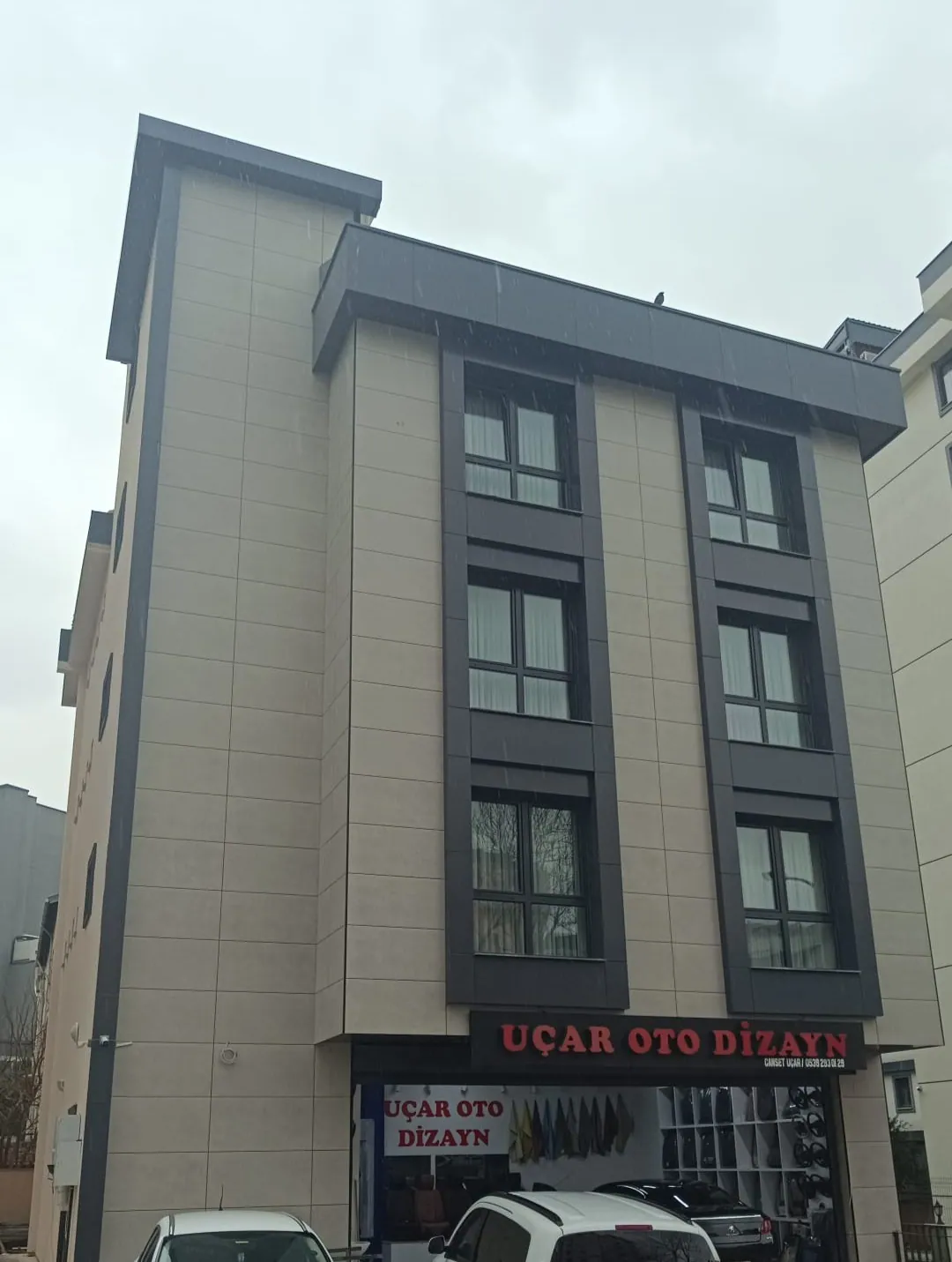 Pendik'te seramik cepheli, beş katlı bina