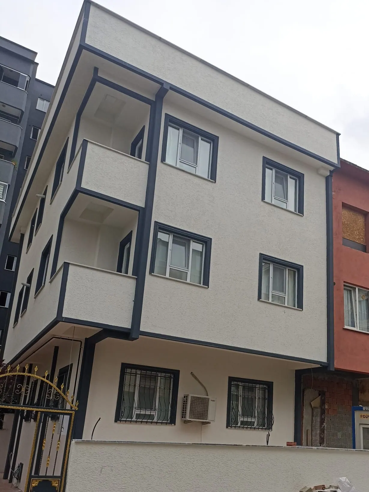 Ümraniye'de beyaz cepheli, dört katlı bina