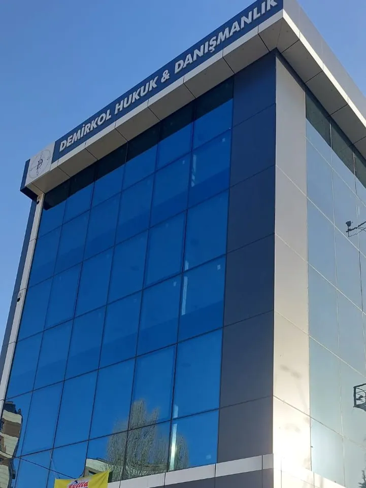 Sefaköy'de cam giydirme cepheli ofis binası