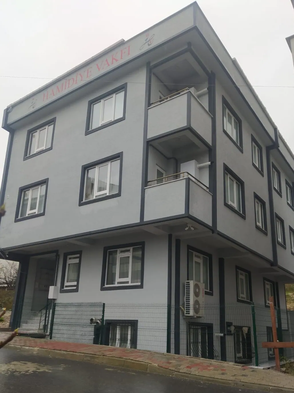 Arnavutköy'de gri cepheli, dört katlı bina